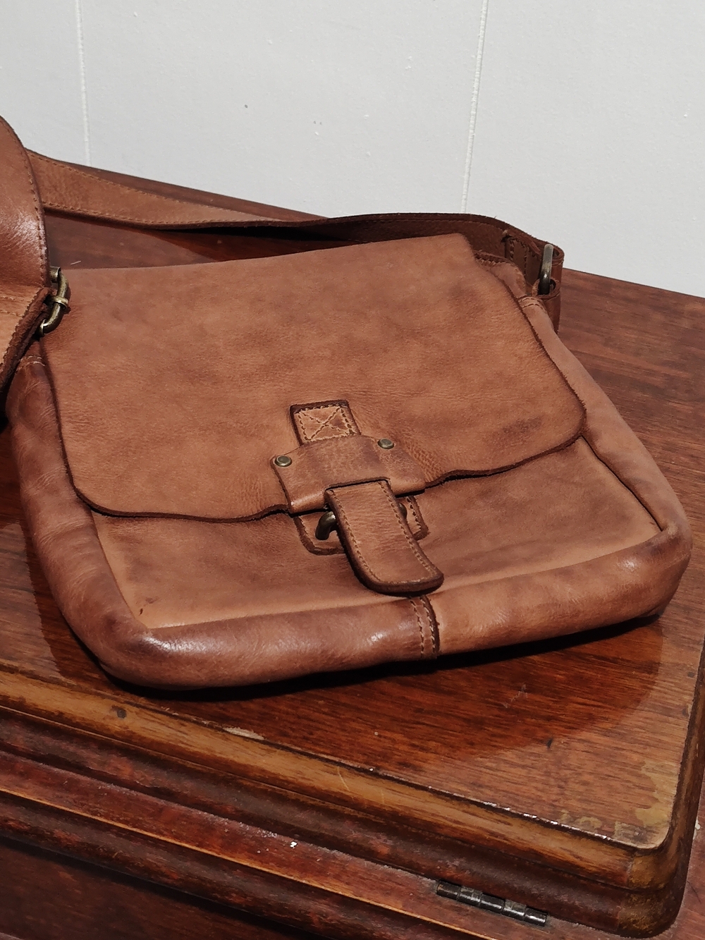 Women's Leather Crossbody Bag in Cognac Brown